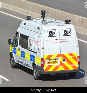 Britischer Transport-Polizeiwagen mit Dach auf Kameraausrüstung, der entlang der Londoner Umlaufstrecke auf der Autobahn M25 Essex England UK fährt Stockfoto