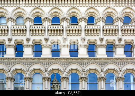 Erhöhung von London Bürogebäude mit Reihen von Bögen und Windows widerspiegelt Blue Sky City von London England Großbritannien Stockfoto