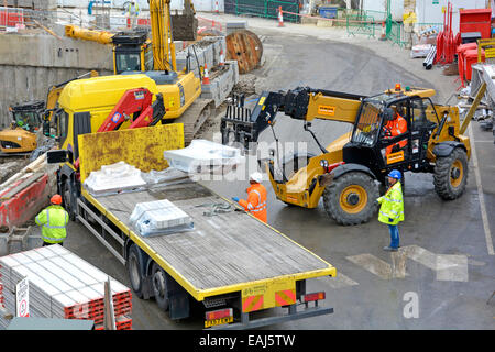 Luftaufnahme Gebäude Baustelle Gabelstapler Entladen Flachbett Lieferung LKW Arbeiter tragen harten Hut & hohe Sichtbarkeit Jacke London UK Stockfoto