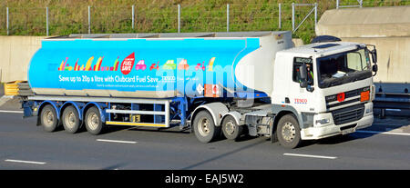 Tesco Supermarkt artikuliert Tankwagen Anhänger hinter LKW fahren entlang der Autobahn M25 mit Werbung für Clubcard Kraftstoff sparen UK Stockfoto