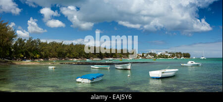 Mauritius, Bain Boefs Boote vertäut am öffentlichen Strand, Panorama Stockfoto