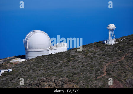 William Herschel Teleskop (WHT) (links) am Observatorio del Roque de Los Muchachos, La Palma, Kanarische Inseln, Spanien. Stockfoto