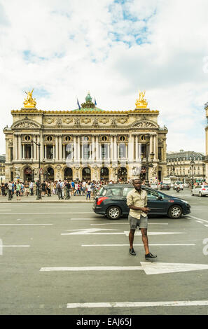 Menschen und Verkehr vor Paris Oper, Oper oder das Palais Garnier, Paris, Ile de France, Frankreich Stockfoto
