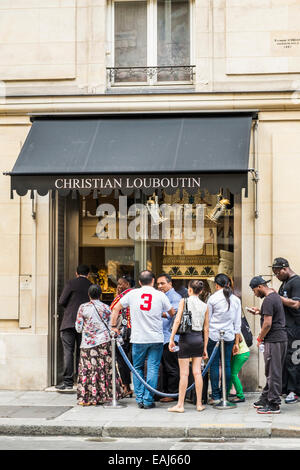 Mode-Shopper in der Schlange zu bekommen im christian Louboutin Shop, rue du Faubourg st. Honoré, Paris, Ile de France Stockfoto