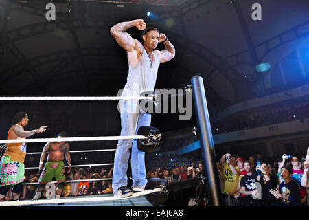 HANDOUT - stellt der ehemalige Nationaltorhüter Tim Wiese bei einem Wrestling-Event in Frankfurt/Main, Deutschland, 15. November 2014. Foto: Affonso Gavinha/WWE (Achtung: Bild für redaktionelle Verwendung nur durch MENTIONTIONING Quelle: Affonso Gavinha/WWE) nur zur redaktionellen Verwendung Stockfoto