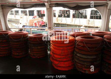 Dhaka 2014. Rettungsring (life Ring) auf Launch in Dhaka. Stockfoto