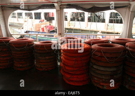 Dhaka 2014. Rettungsring (life Ring) auf Launch in Dhaka. Stockfoto