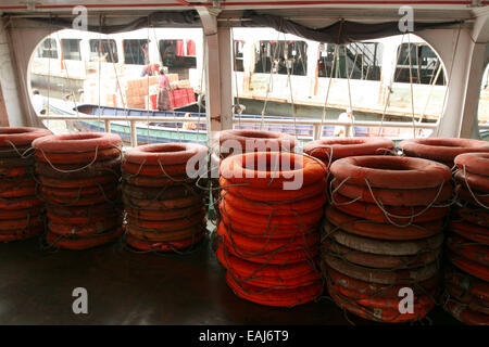 Dhaka 2014. Rettungsring (life Ring) auf Launch in Dhaka. Stockfoto