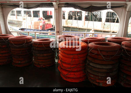 Dhaka 2014. Rettungsring (life Ring) auf Launch in Dhaka. Stockfoto