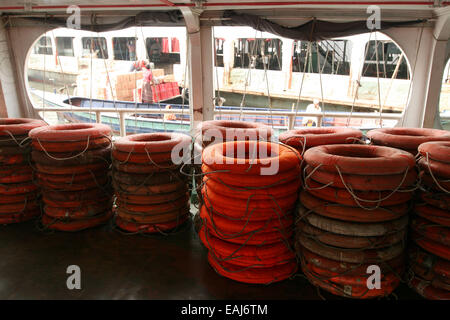 Dhaka 2014. Rettungsring (life Ring) auf Launch in Dhaka. Stockfoto