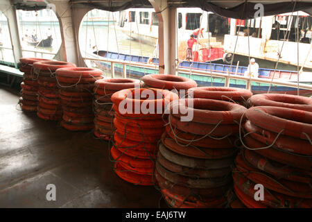 Dhaka 2014. Rettungsring (life Ring) auf Launch in Dhaka. Stockfoto