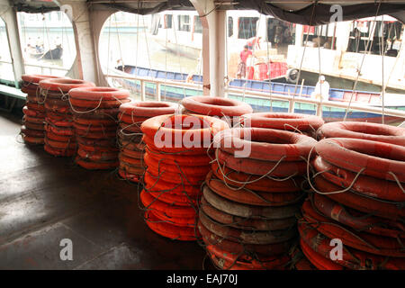 Dhaka 2014. Rettungsring (life Ring) auf Launch in Dhaka. Stockfoto