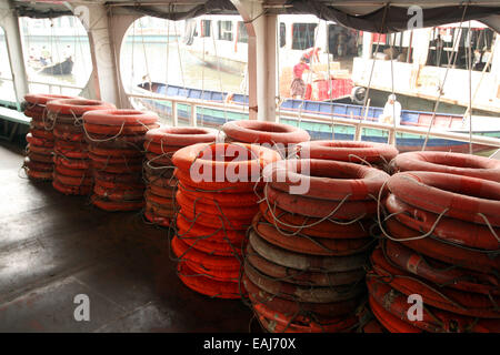 Dhaka 2014. Rettungsring (life Ring) auf Launch in Dhaka. Stockfoto