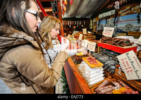 Belfast, Irland Northerm. 15. November 2014.  Frau Geschmack Proben Salami als kontinentale Jahrmarkt öffnet sich auf dem Gelände der Belfast City Hall Credit: Stephen Barnes/Alamy Live News Stockfoto