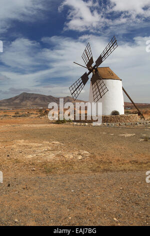 Windmühle auf der Insel Fuerteventura im Hintergrund der vulkanischen Berge Stockfoto