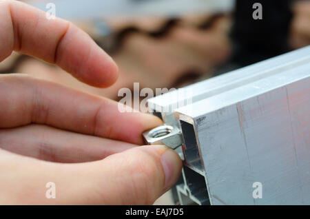 Nahaufnahme von Solar-Panel Schelle montieren Stockfoto