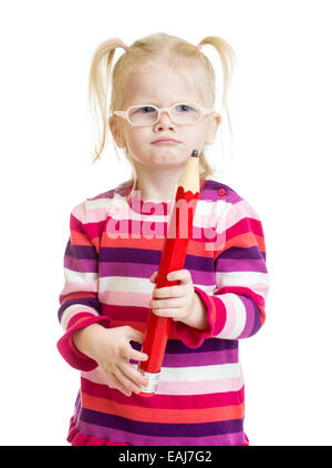 Lustige ernsthafte Kind in Brille mit rotem Stift isoliert Stockfoto