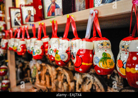 Belfast, Irland Northerm. 15. November 2014.  Handgemachte Weihnachtsmann Dekorationen zum Verkauf als kontinentale Jahrmarkt öffnet sich auf dem Gelände der Belfast City Hall Credit: Stephen Barnes/Alamy Live News Stockfoto