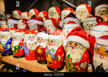 Belfast, Irland Northerm. 15. November 2014.  Handgemachte Weihnachtsmann Dekorationen zum Verkauf als kontinentale Jahrmarkt öffnet sich auf dem Gelände der Belfast City Hall Credit: Stephen Barnes/Alamy Live News Stockfoto