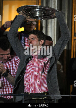 Thomas Mueller feiert der FC Bayern München Champions League gewinnen im Rathaus.  Mitwirkende: Thomas Mueller Where: München wenn: 10. Mai 2014 Stockfoto