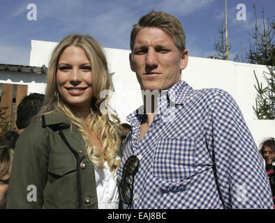 Bastian Schweinsteiger von Bayern München und seine Freundin Sarah Brander besucht das Oktoberfest 2010 Bierfestival auf Theresienwiese.  Mitwirkende: Sarah Brandner, Bastian Schweinsteiger wo: München wenn: 29. Sep 2010 Stockfoto