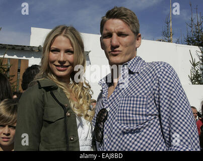 Bastian Schweinsteiger von Bayern München und seine Freundin Sarah Brander besucht das Oktoberfest 2010 Bierfestival auf Theresienwiese.  Mitwirkende: Sarah Brandner, Bastian Schweinsteiger wo: München wenn: 29. Sep 2010 Stockfoto