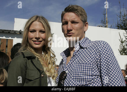 Bastian Schweinsteiger von Bayern München und seine Freundin Sarah Brander besucht das Oktoberfest 2010 Bierfestival auf Theresienwiese.  Mitwirkende: Sarah Brandner, Bastian Schweinsteiger wo: München wenn: 29. Sep 2010 Stockfoto