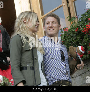 Bastian Schweinsteiger von Bayern München und seine Freundin Sarah Brander besucht das Oktoberfest 2010 Bierfestival auf Theresienwiese.  Mitwirkende: Sarah Brandner, Bastian Schweinsteiger wo: München wenn: 29. Sep 2010 Stockfoto