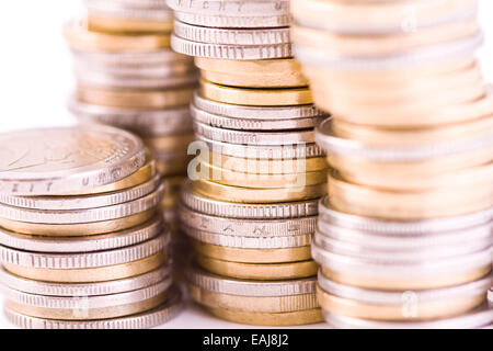 Haufen von Euro-Münzen, die isoliert auf weiss, Geld closeup Stockfoto