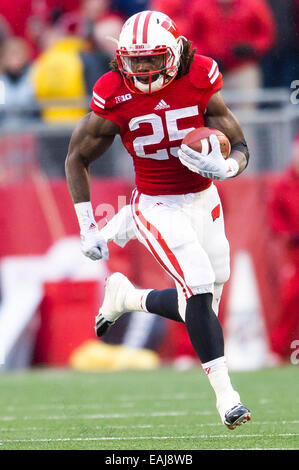 15. November 2014: Wisconsin Badgers Runningback Melvin Gordon #25 eilt die Fußball während der NCAA Football-Spiel zwischen die Nebraska Cornhuskers und die Wisconsin Badgers im Camp Randall Stadium in Madison, Wisconsin. Wisconsin besiegte Nebraska 59-24. John Fisher/CSM Stockfoto