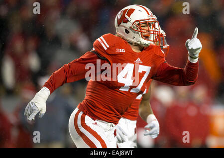 15. November 2014: Wisconsin Badgers Linebacker Vince Biegel #47 verläuft abseits des Feldes während der NCAA Football-Spiel zwischen die Nebraska Cornhuskers und die Wisconsin Badgers im Camp Randall Stadium in Madison, Wisconsin. Wisconsin besiegte Nebraska 59-24. John Fisher/CSM Stockfoto