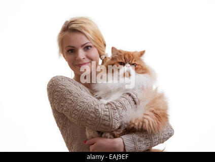 Die junge schöne Mädchen hält eine rote Perserkatze an Händen Stockfoto