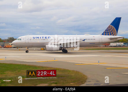 NEWARK - 19. Oktober: B-737 United Airlines nehmen Sie am 19. Oktober 2014 in Newark, USA vorbereiten. Newark International ist auf Stockfoto