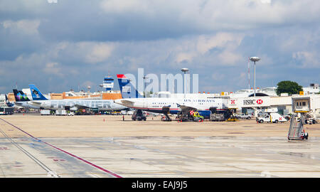 CANCUN - 19. Oktober: Flugzeuge aussteigen der Passagiere nach der Ankunft in Cancun am 19. Oktober 2014 in Cancun, Mexiko. Cancun ist Stockfoto