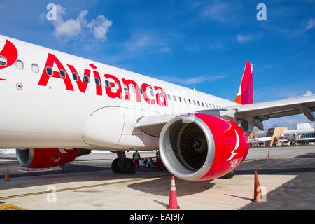 CANCUN - 19. Oktober: Avianca A330 aussteigenden Fahrgäste nach der Ankunft in Cancun am 19. Oktober 2014 in Cancun, Mexiko. Vogelgrippe Stockfoto