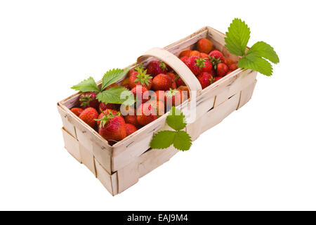 Frische saftige Erdbeeren in hölzernen Korb isoliert auf weiss Stockfoto