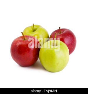 Vier Äpfel, grün und rot auf weiß isoliert Stockfoto