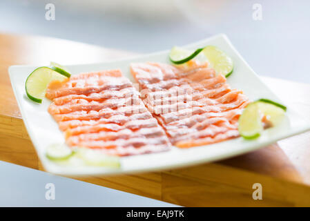 Geräucherter Lachs Gericht auf Teller mit Kalk Stockfoto