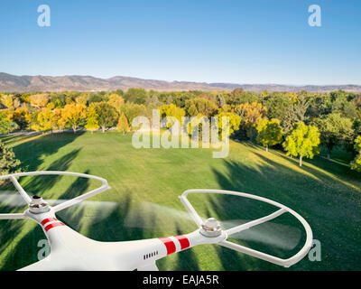 Drohne fliegt über Park in Herbstfarben unter Morgenlicht mit tief lange Schatten Stockfoto
