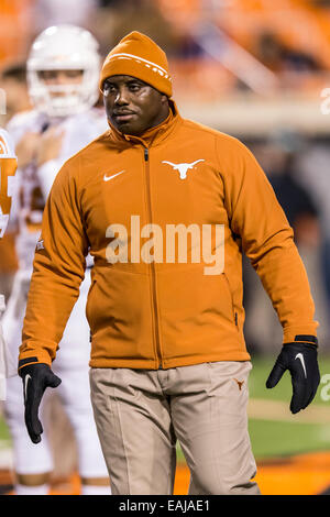 15. November 2104: Texas Longhorns Runningbacks coach Tommie Robinson während der NCAA Fußball-das Spiel zwischen der Oklahoma State Cowboys und die Texas Longhorns im Boone Pickens Stadium in Stillwater, OK. Stockfoto