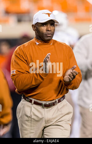 15. November 2104: Texas Longhorns Kopf Trainer Charlie Strong vor NCAA Football Spiel zwischen die Oklahoma State Cowboys und die Texas Longhorns im Boone Pickens Stadium in Stillwater, OK. Stockfoto