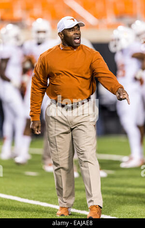 15. November 2104: Texas Longhorns Kopf Trainer Charlie Strong vor NCAA Football Spiel zwischen die Oklahoma State Cowboys und die Texas Longhorns im Boone Pickens Stadium in Stillwater, OK. Stockfoto