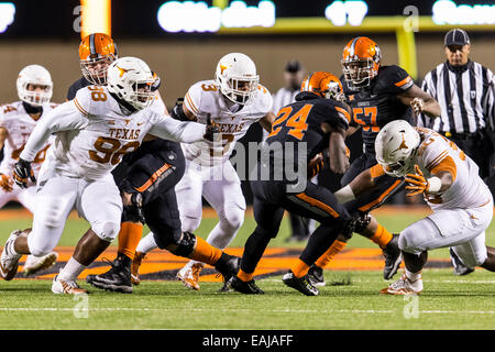 15. November 2104: Oklahoma State Cowboys Wide Receiver Tyreek Hill (24) Versuche zu vermeiden, die Bekämpfung von Texas Longhorns defensive Tackle Malcom Brown (90), defensive gegen Hassan Ridgeway (98) und Linebacker Jordan Hicks (3) während der NCAA Fußball-das Spiel zwischen der Oklahoma State Cowboys und die Texas Longhorns im Boone Pickens Stadium in Stillwater, OK. Stockfoto