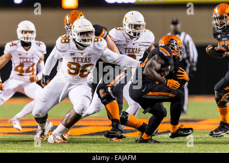 15. November 2104: Oklahoma State Cowboys Wide Receiver Tyreek Hill (24) Versuche zu vermeiden, die Bekämpfung von Texas Longhorns defensive gegen Hassan Ridgeway (98) und Texas Longhorns Linebacker Jordan Hicks (3) während der NCAA Fußball-das Spiel zwischen der Oklahoma State Cowboys und die Texas Longhorns im Boone Pickens Stadium in Stillwater, OK. Stockfoto