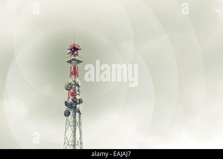 Rote und weiße Sendeturm mit GSM Antenne Sender. Stockfoto