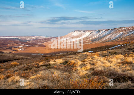 Weit offen Sie Moor in der Nähe der Pennine Way über Glossop in Derbyshire. Bleibt der Schnee am nördlichen Rand der Kinder Scout. Stockfoto