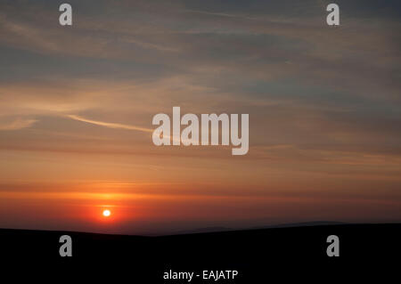 Schöner Sonnenuntergang über die Mauren über Glossop, Derbyshire, mit Farbe in den hohen Wolken. Stockfoto