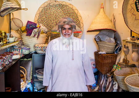 Eine ältere omanischen Ladenbesitzer. Muscat, Oman. Stockfoto