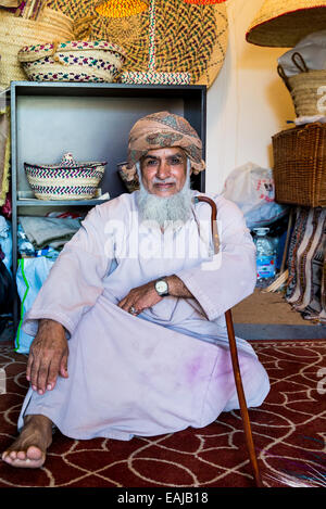 Eine ältere omanischen Ladenbesitzer. Muscat, Oman. Stockfoto