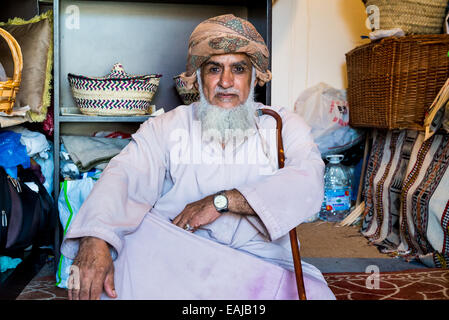 Eine ältere omanischen Ladenbesitzer. Muscat, Oman. Stockfoto